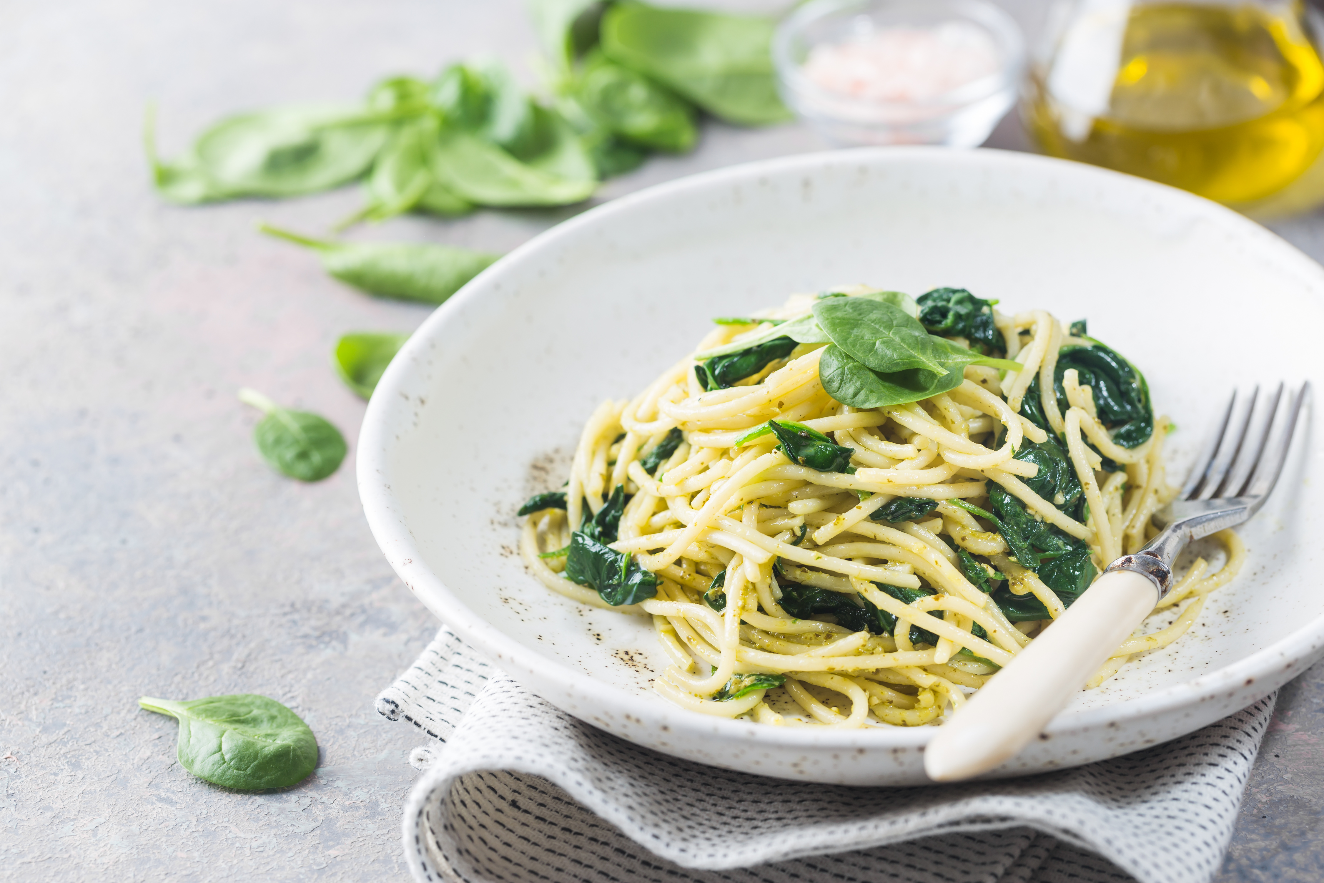 Spaghetti pasta with spinach